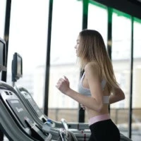 Un ragazza che si allena su un tapirolan di ultima tecnologia